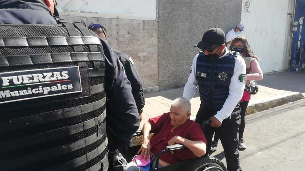 Implementa Nezahualcóyotl brigadas domiciliarias para aplicar vacunas anti COVID-19 a adultos mayores de 60 años.