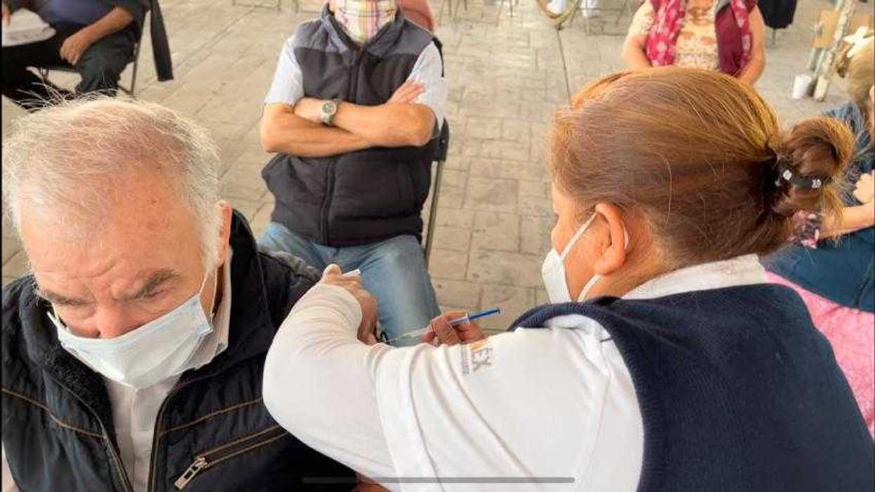 Habitantes del municipio de Nezahualcóyotl reciben la segunda dosis anti COVID-19