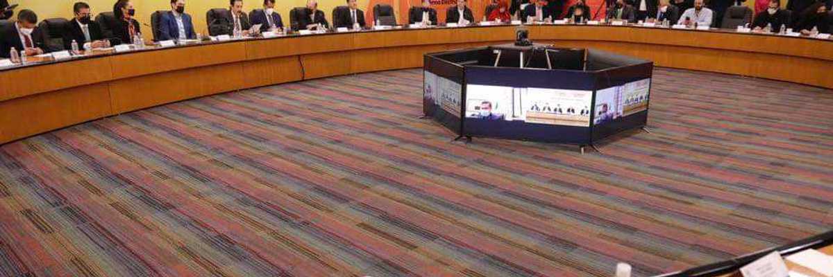 Omar Fayad propone a diputados elevar la electricidad a rango constitucional