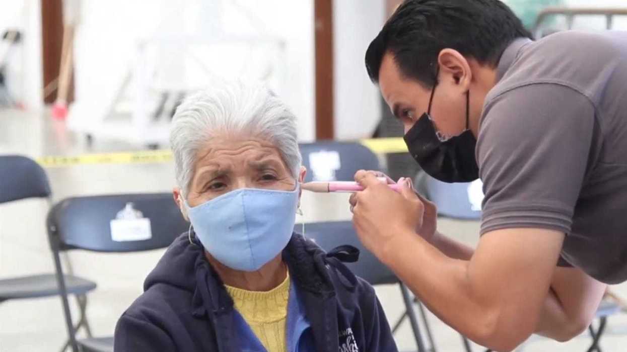 Benefician con aparatos auditivos y estudios de audiometrías a pobladores de Mineral de la Reforma, Hidalgo