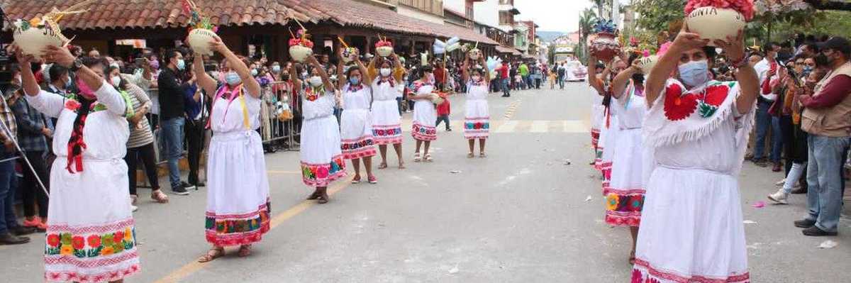 El Carnaval llena de algarabía, música y baile las calles del corazón de la huasteca hidalguense