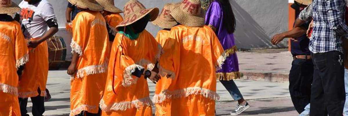 Celebran la tradicional guerra de naranjazos en Alfajayucan, Hidalgo