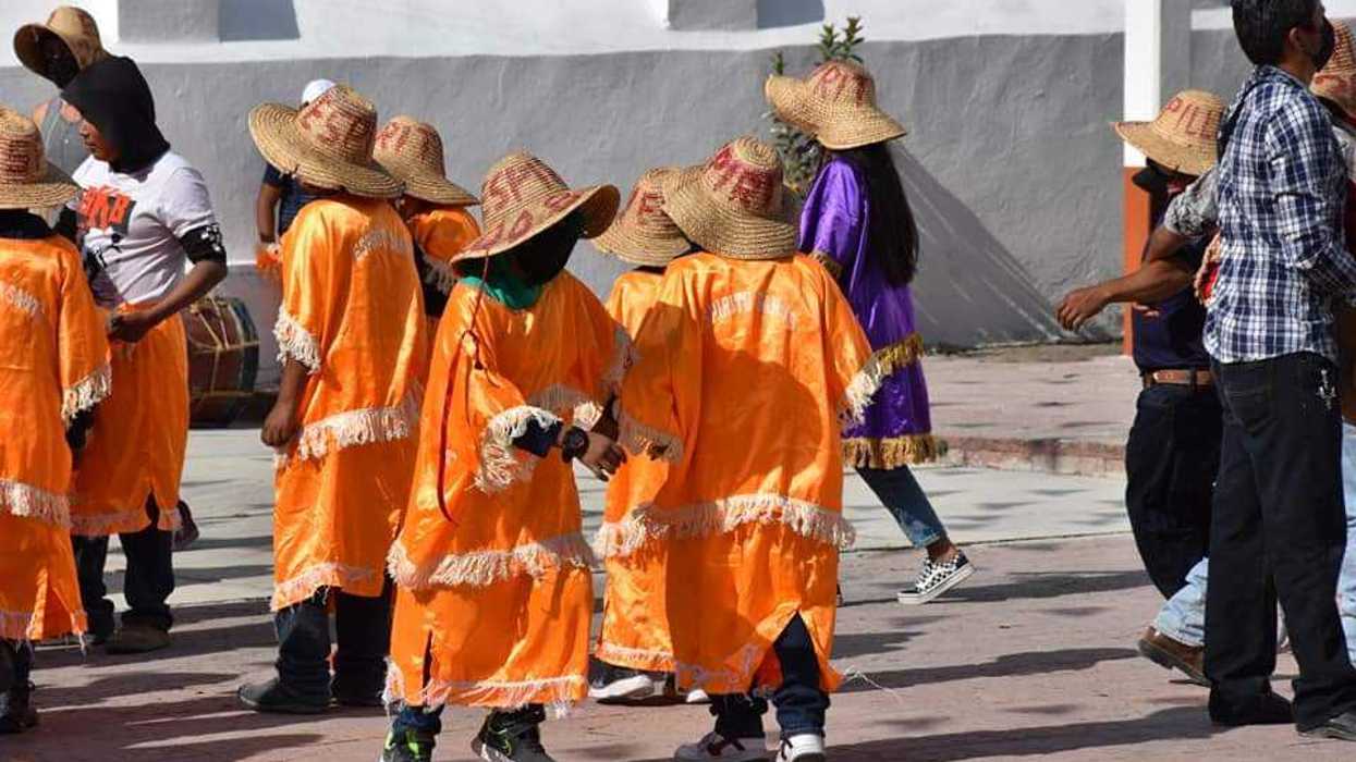 Celebran la tradicional guerra de naranjazos en Alfajayucan, Hidalgo