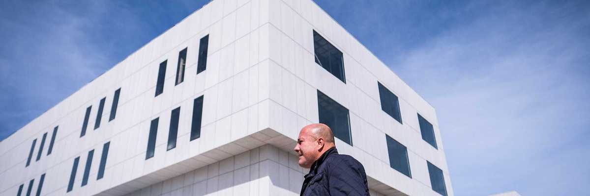 Supervisa Enrique Alfaro avances del Instituto Regional de Cancerología
