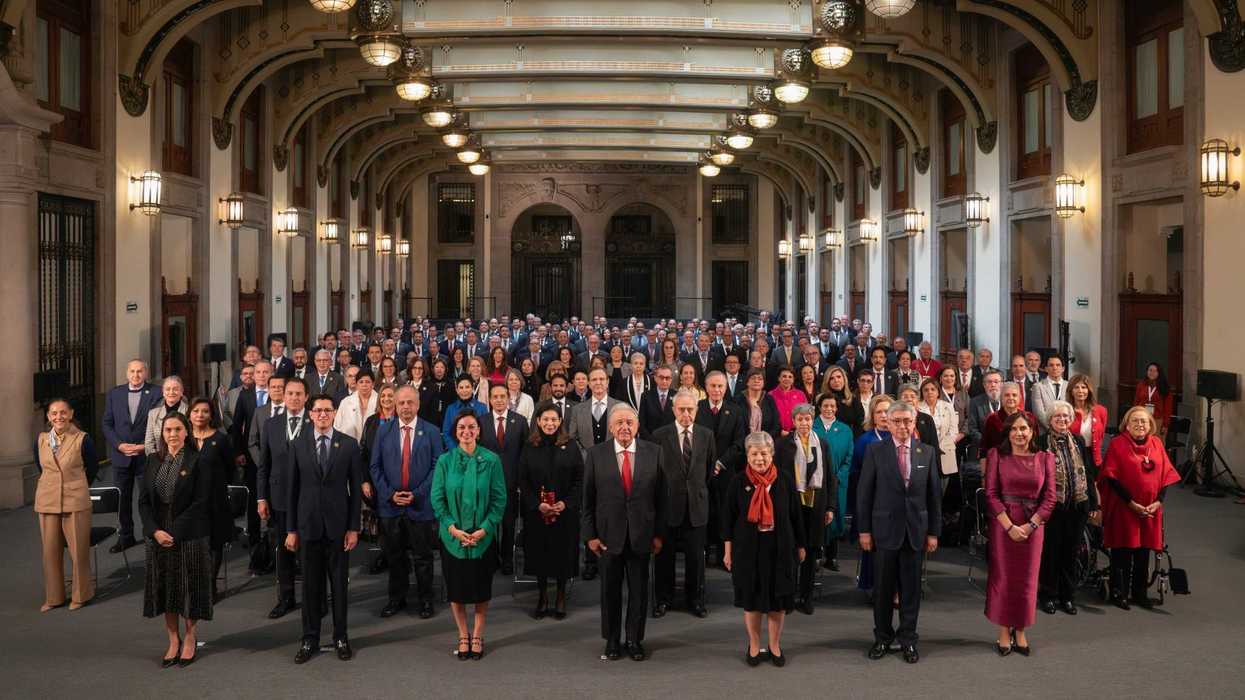 Defender a México y seguir posicionándolo en el mundo petición de AMLO a cónsules