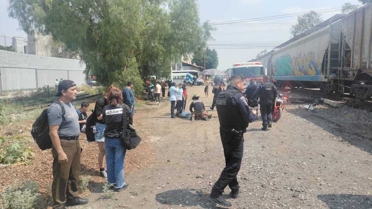 Elementos de servicios de emergencia y de seguridad atienden accidente entre un tren y camión de pasajeros; 9 personas lesionadas