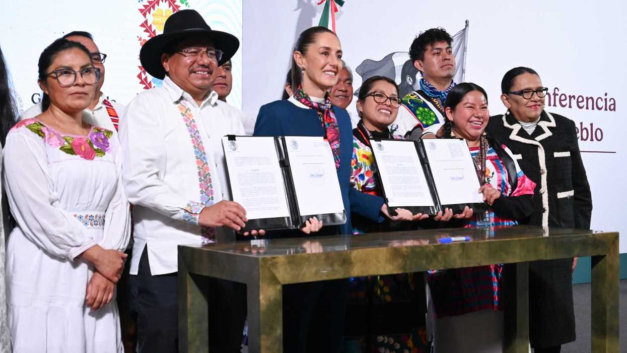 Firma Sheinbaum decretos a favor de lenguas indígenas y crear Comisión de Planes de Justicia