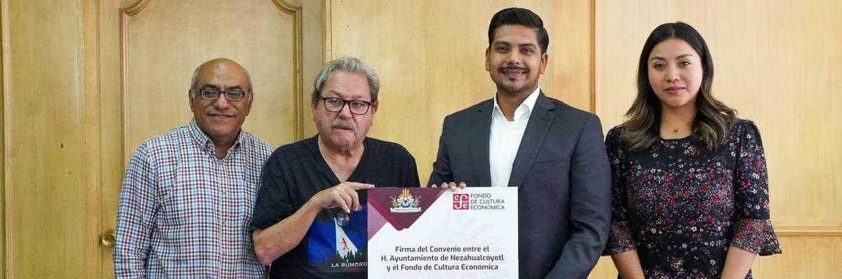 Firma de convenio entre Adolfo Cerqueda con Paco Ignacio Taibo II titular de Fondo de Cultura Económica para fomentar lectura en el municipio de Nezahualcoyotl