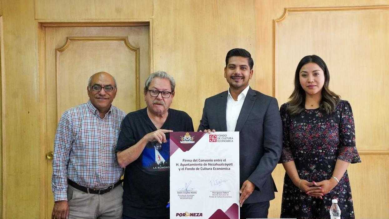 Firma de convenio entre Adolfo Cerqueda con Paco Ignacio Taibo II titular de Fondo de Cultura Económica para fomentar lectura en el municipio de Nezahualcoyotl