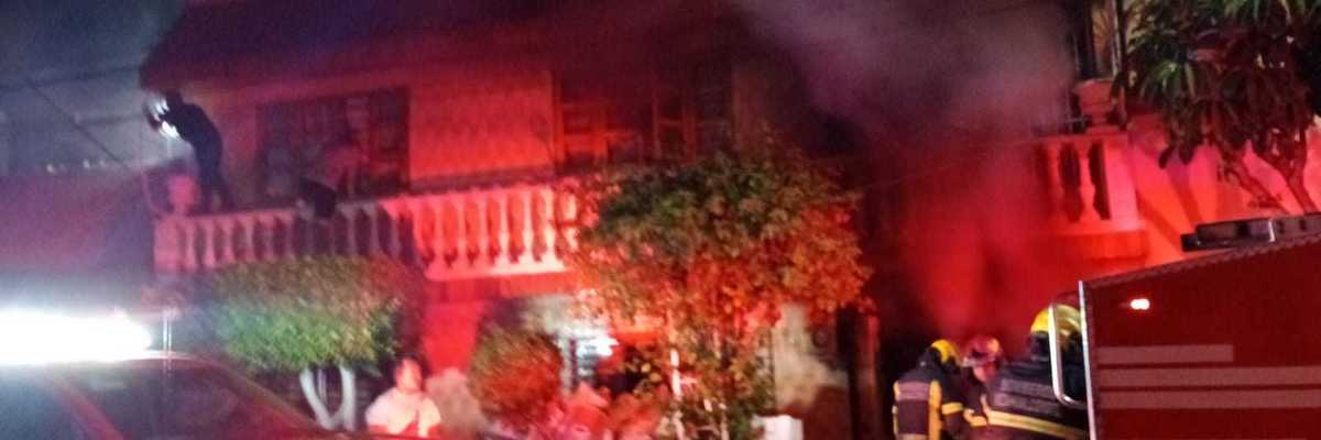 Policías municipales rescatan a cuatro mujeres y tres perritos en un incendio en Nezahualcóyotl, estado de México