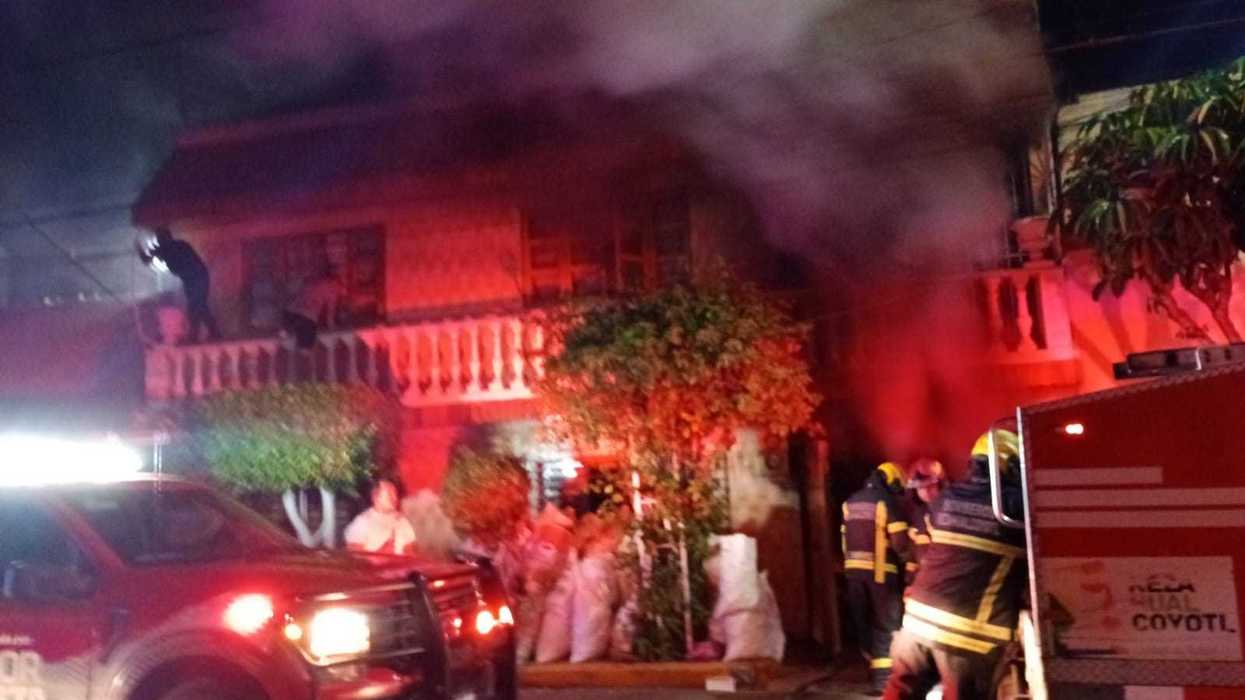 Policías municipales rescatan a cuatro mujeres y tres perritos en un incendio en Nezahualcóyotl, estado de México