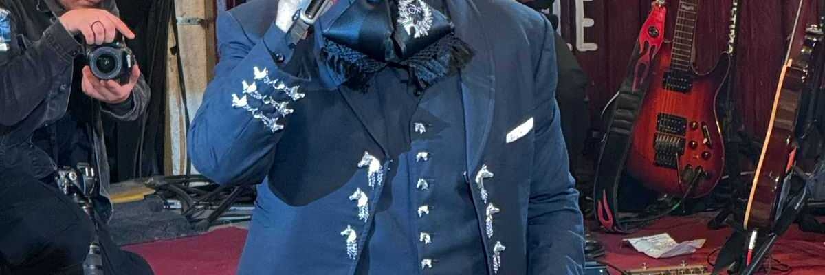 La noche de este viernes Alejandro Fernández se presentó en la Feria internacional del Caballo Texcoco 2025 con un lleno total en el palenque