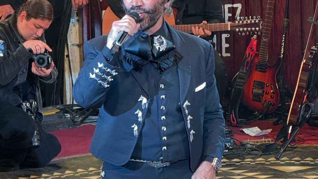 La noche de este viernes Alejandro Fernández se presentó en la Feria internacional del Caballo Texcoco 2025 con un lleno total en el palenque