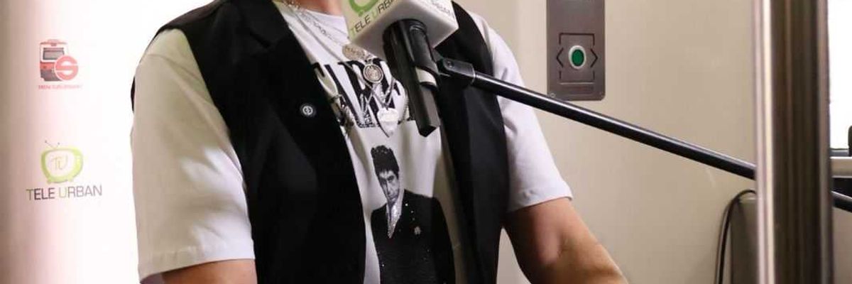 Aleks Syntek Junto con TELE URBAN sorprenden con un concierto más en el Tren Suburbano