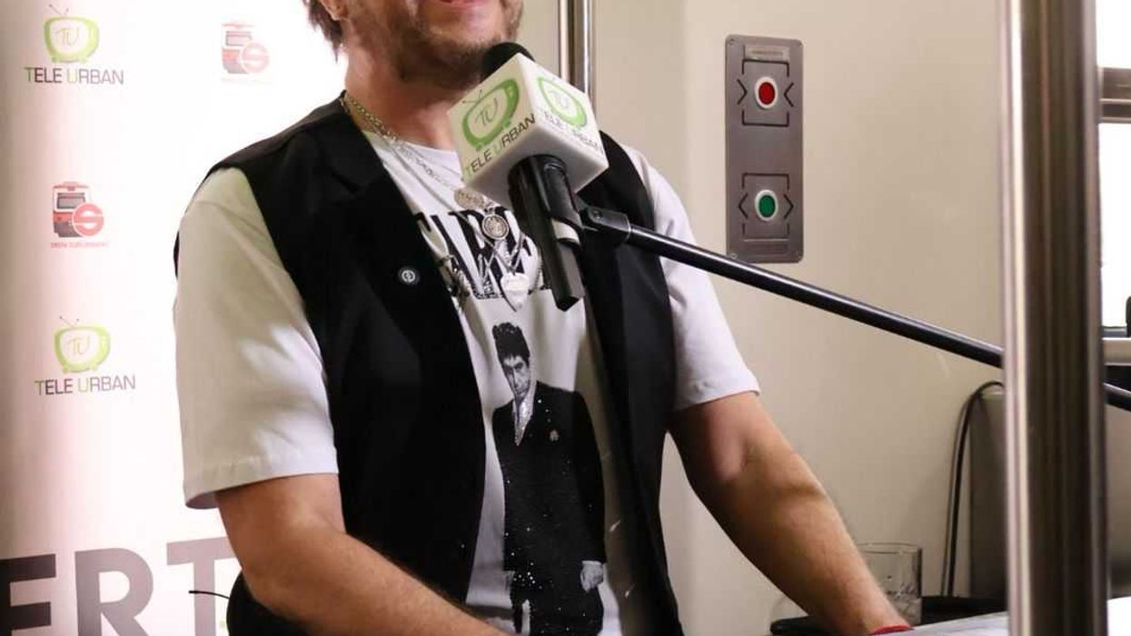 Aleks Syntek Junto con TELE URBAN sorprenden con un concierto más en el Tren Suburbano