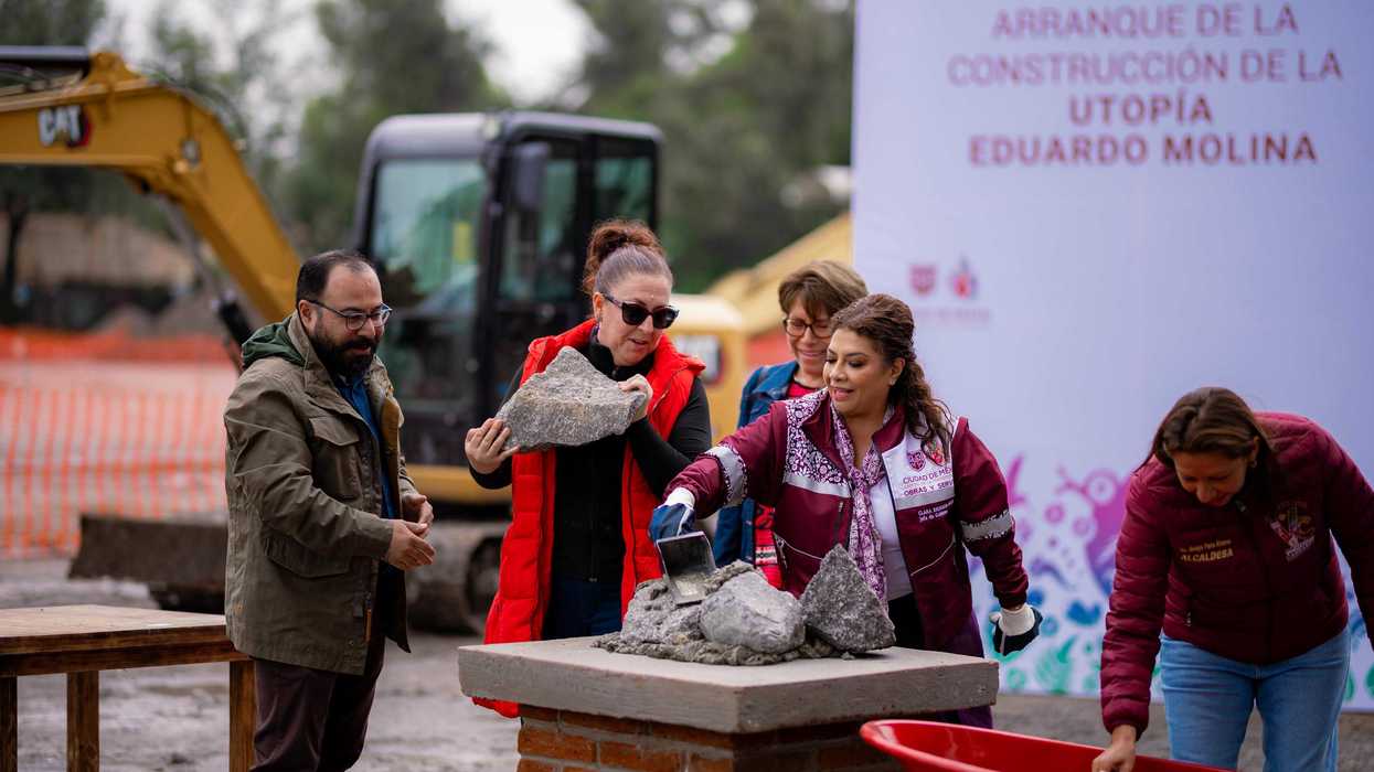 COLOCA BRUGADA PRIMERA PIEDRA DE LA UTOPÍA EDUARDO MOLINA