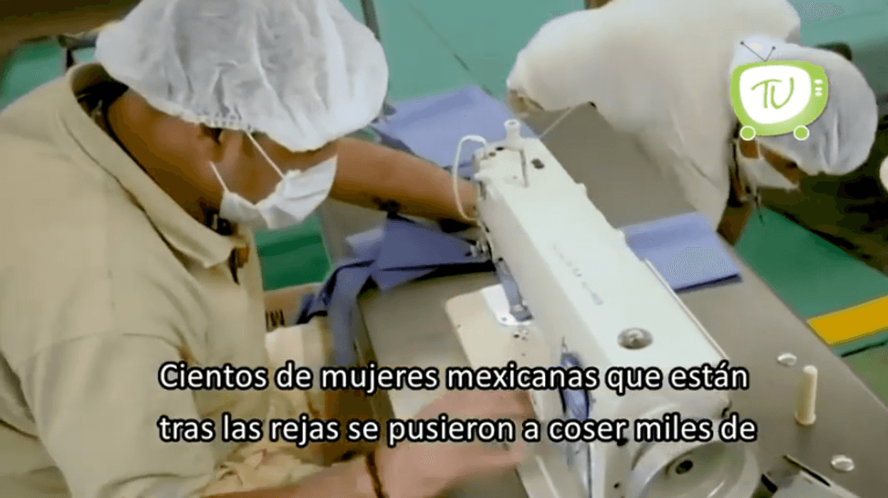 Reclusas fabrican más de mil cubrebocas al día en el Estado de México.