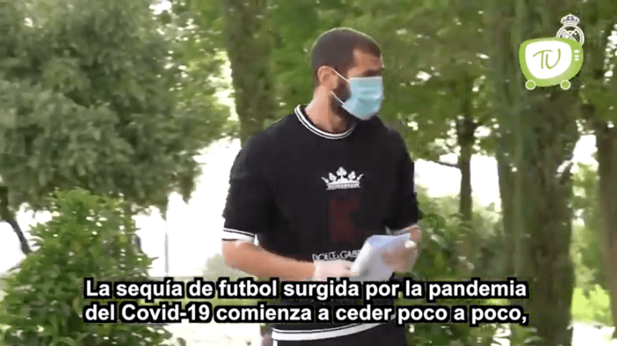 Real Madrid y Barcelona reanudan actividades con cubrebocas.