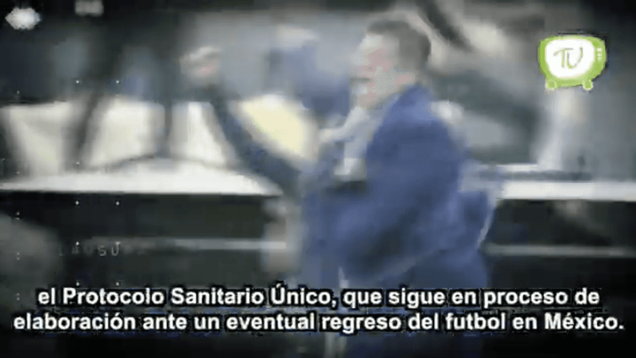 El Presidente de la Liga MX. Enrique Bonilla se puso a revisar e intercambiar ideas para el regreso.