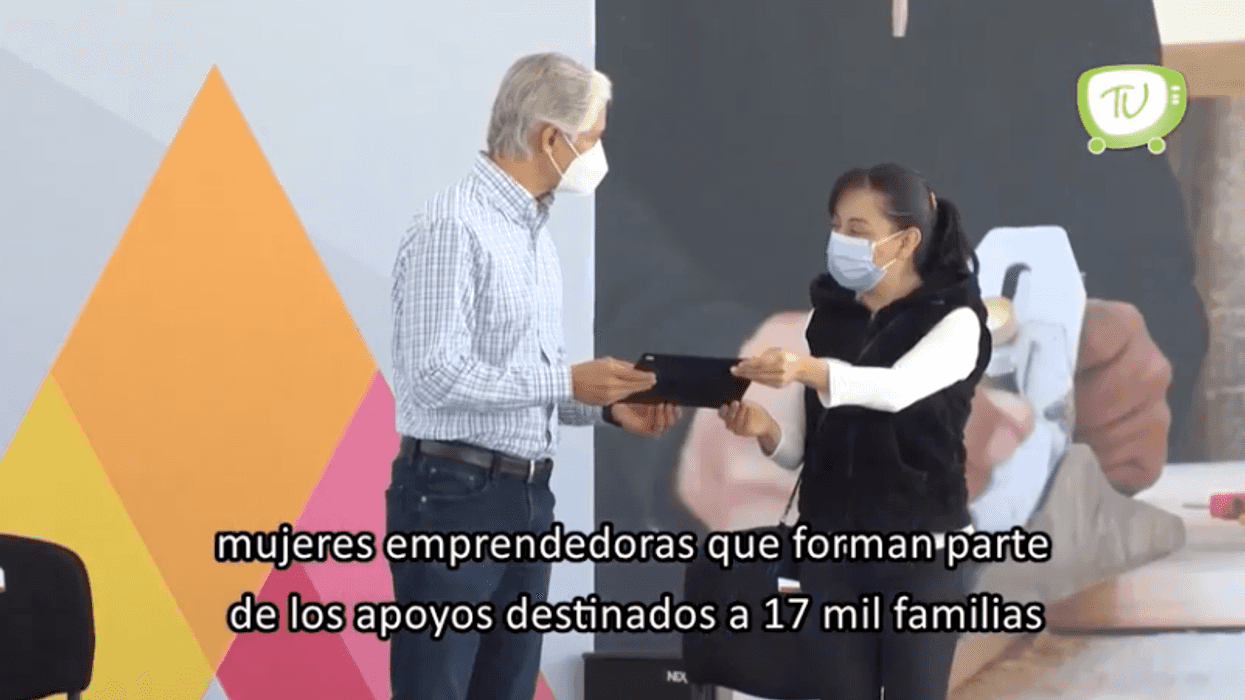 Entregan microcréditos a mujeres emprendedoras del Edomex.