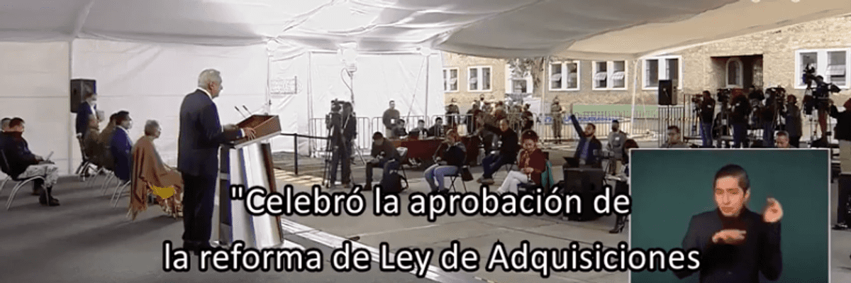 AMLO celebra aprobación de la Ley de Adquisiciones.