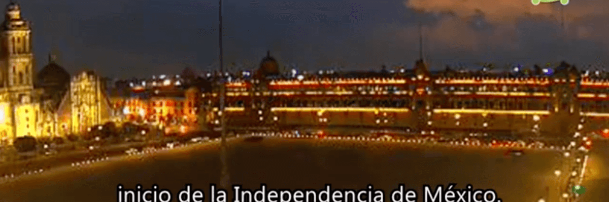 Se encienden las luces patrias en el Zócalo capitalino.