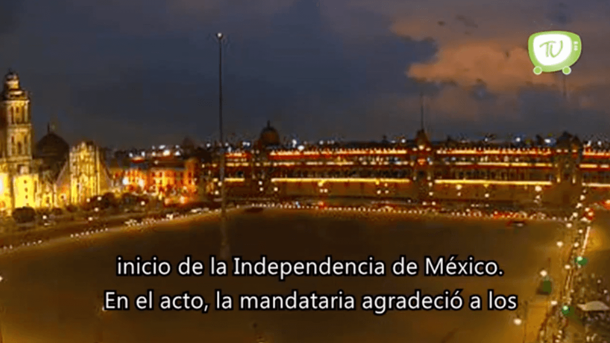 Se encienden las luces patrias en el Zócalo capitalino.