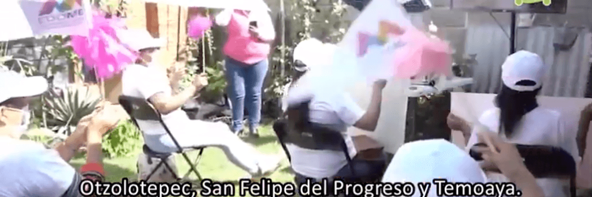 Entregan tarjetas del Salario Rosa a mujeres del Estado de México.