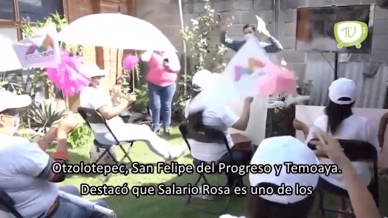 Entregan tarjetas del Salario Rosa a mujeres del Estado de México.