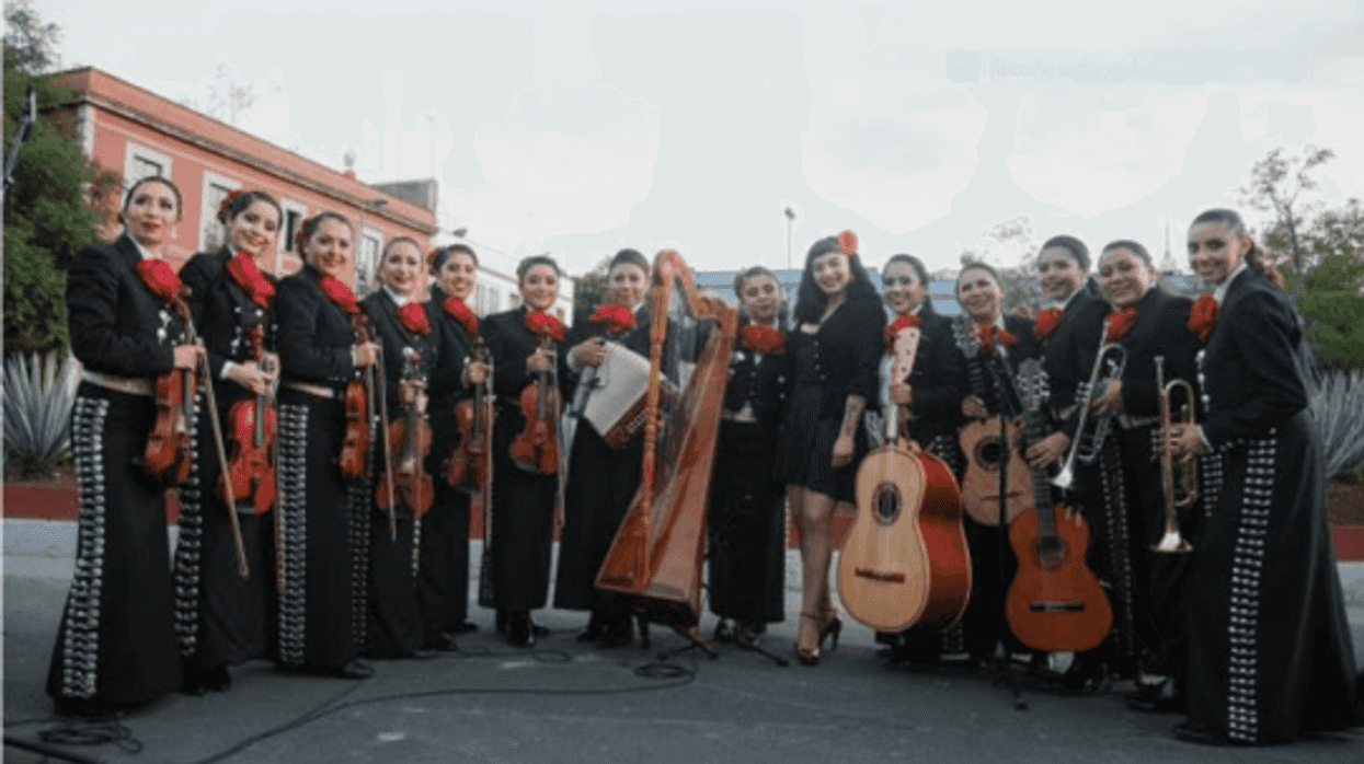 Mon Laferte sorprende a sus seguidores grabando video en Plaza Garibaldi.