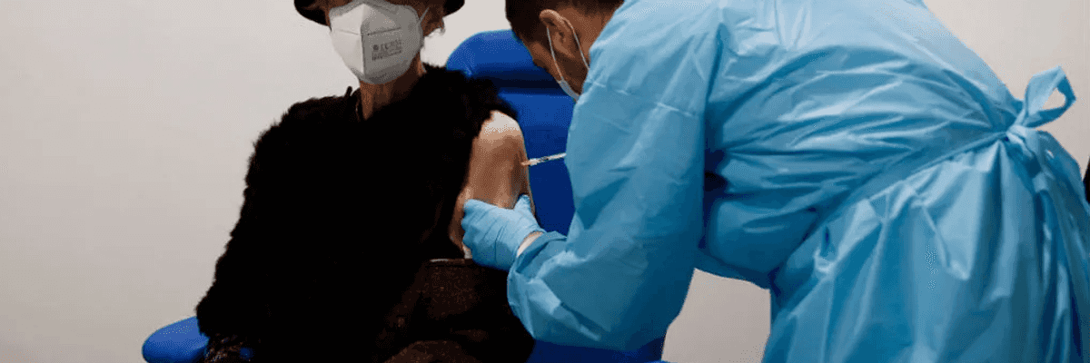 Jóvenes se disfrazan de abuelas para ser vacunadas.