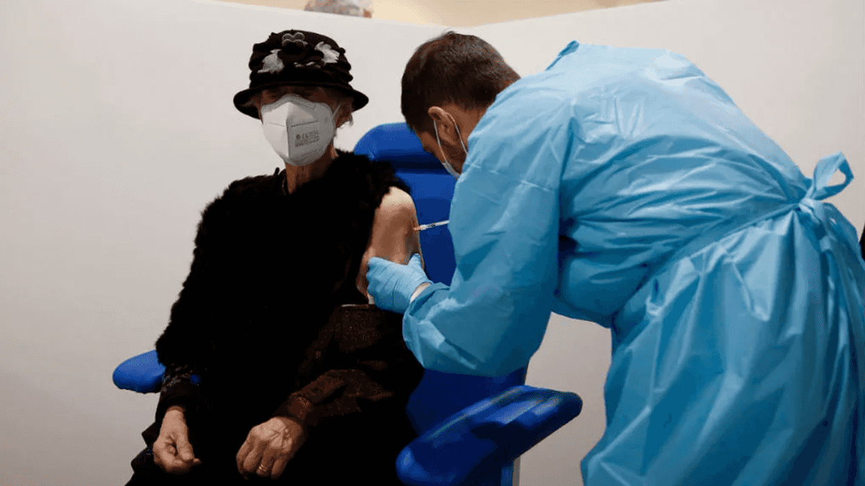 Jóvenes se disfrazan de abuelas para ser vacunadas.