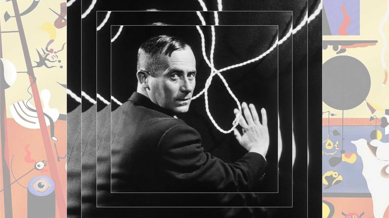 Joan Miró, artista plástico de espaldas a la imagen en blanco y negro