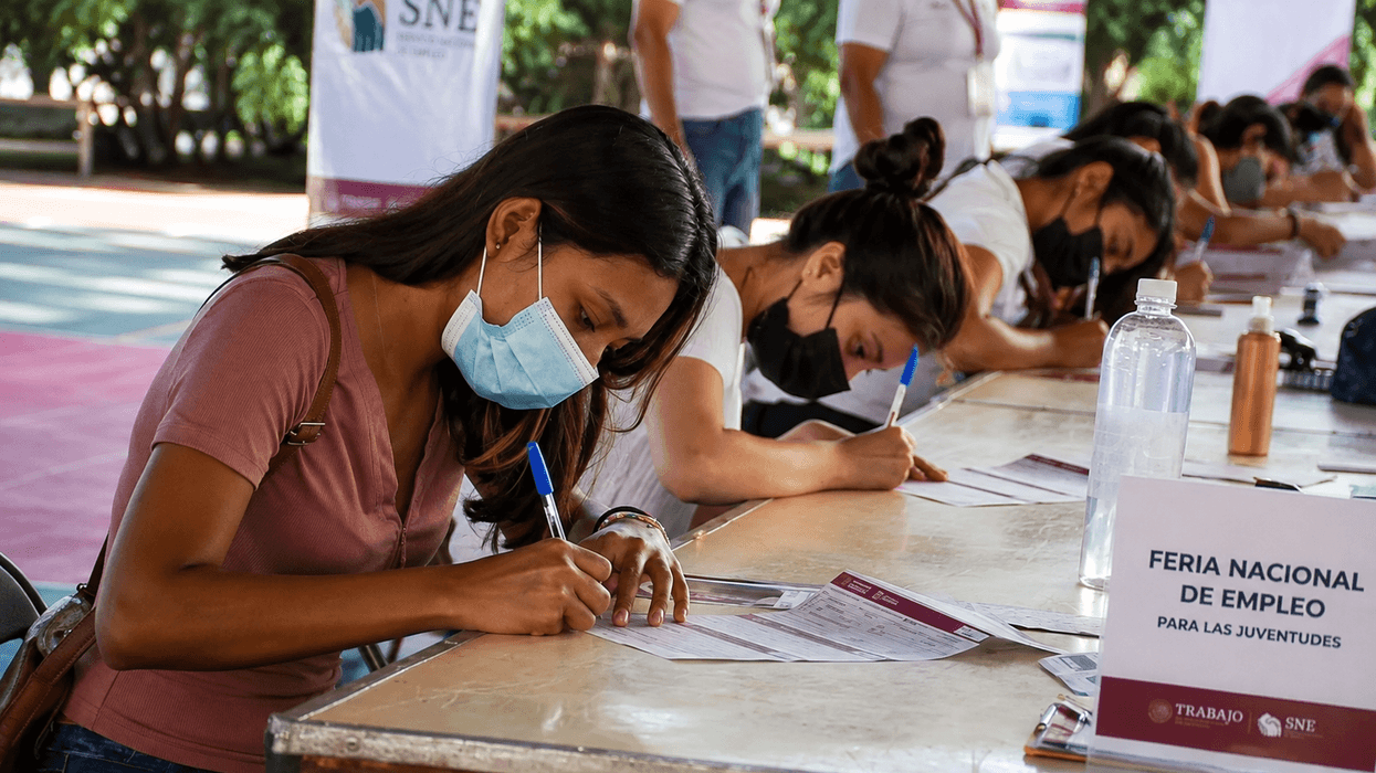 Jóvenes participan en una Feria Nacional de Empleo organizada por la STPS
