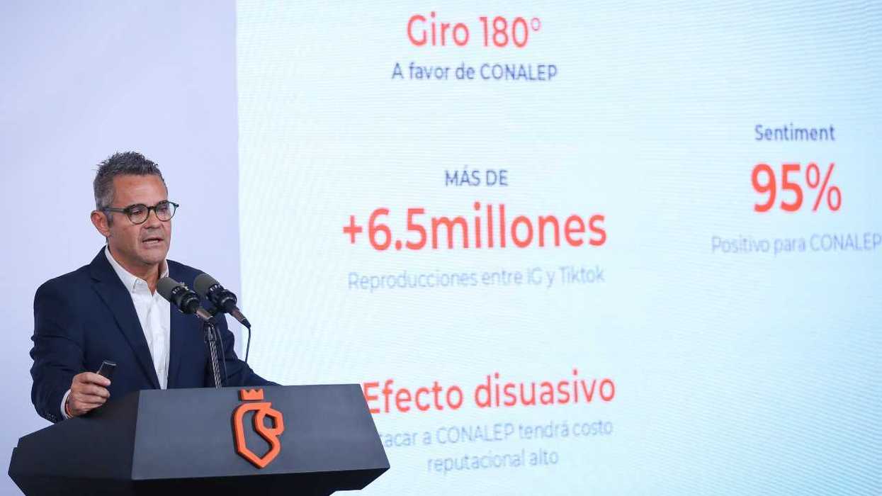 Man presenting data on CONALEP, screen shows statistics about social media impact and sentiment.