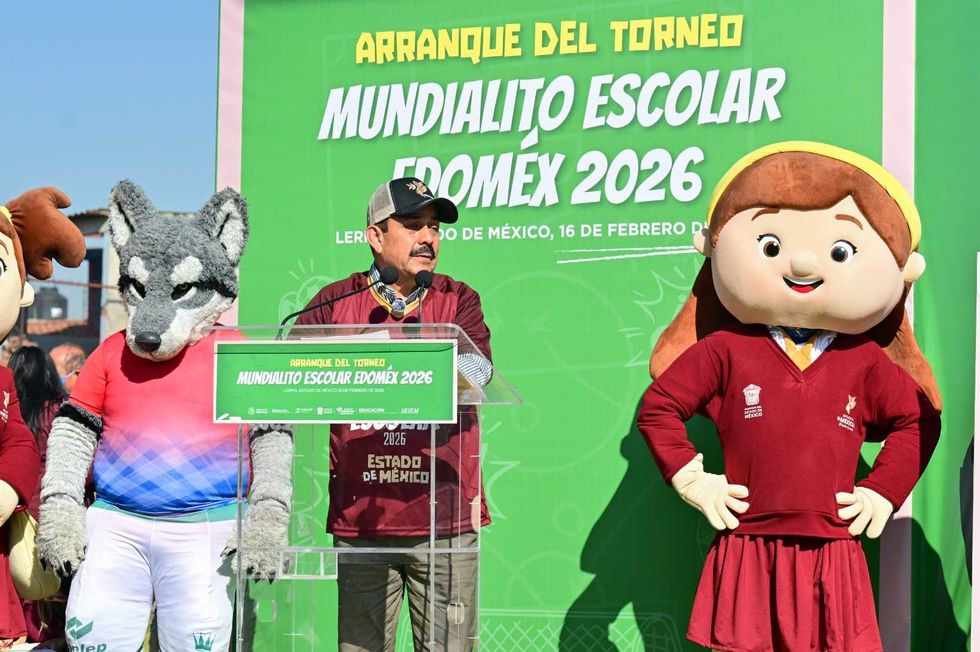 Man speaking at podium with mascots at Mundialito Escolar Edomex 2026 event.