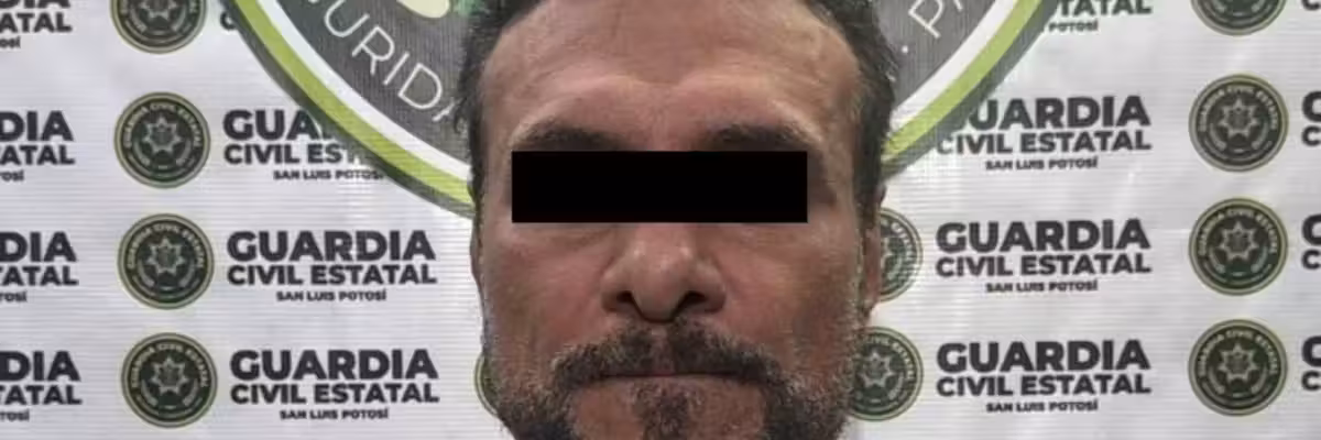Man with eyes obscured, police backdrop labeled "Guardia Civil Estatal San Luis Potosi".