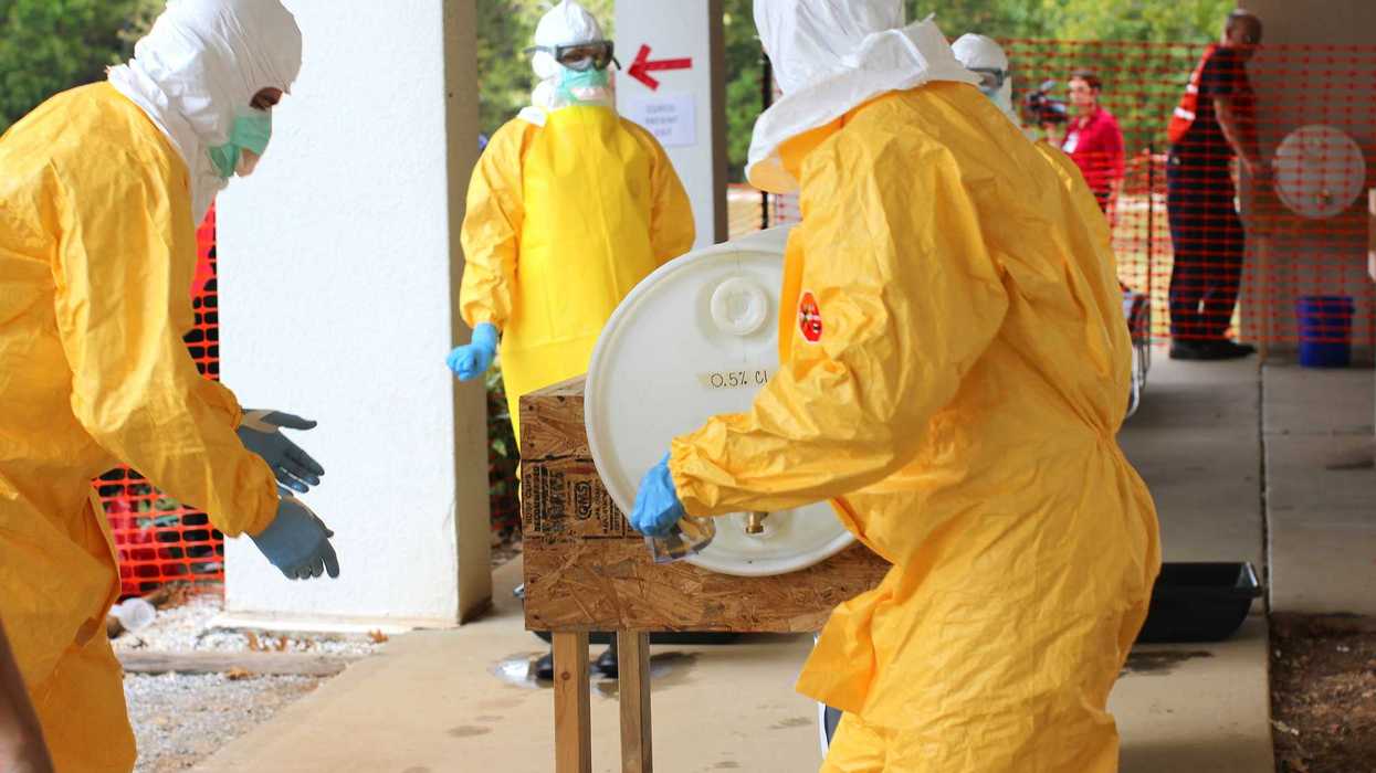 Médicos con trajes de protección durante labores sanitarias ante un brote de ébola.