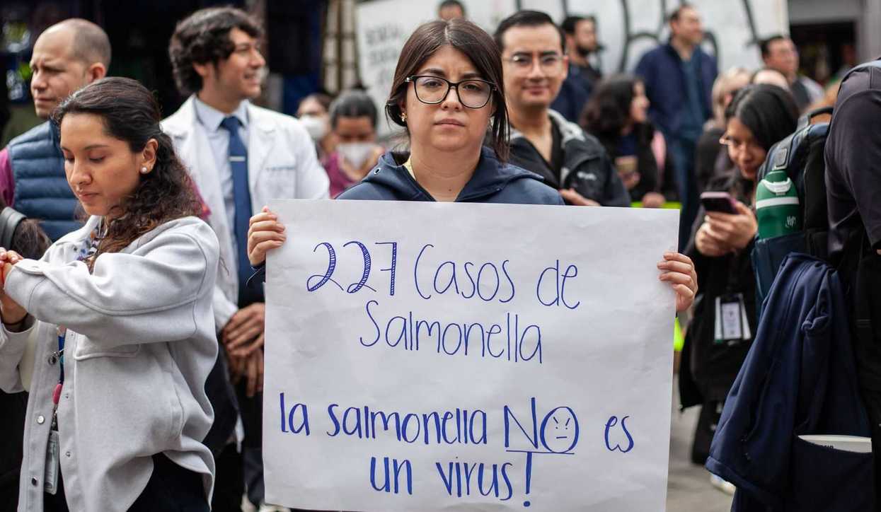 médicos-protesta-hospital-genera-salmonella