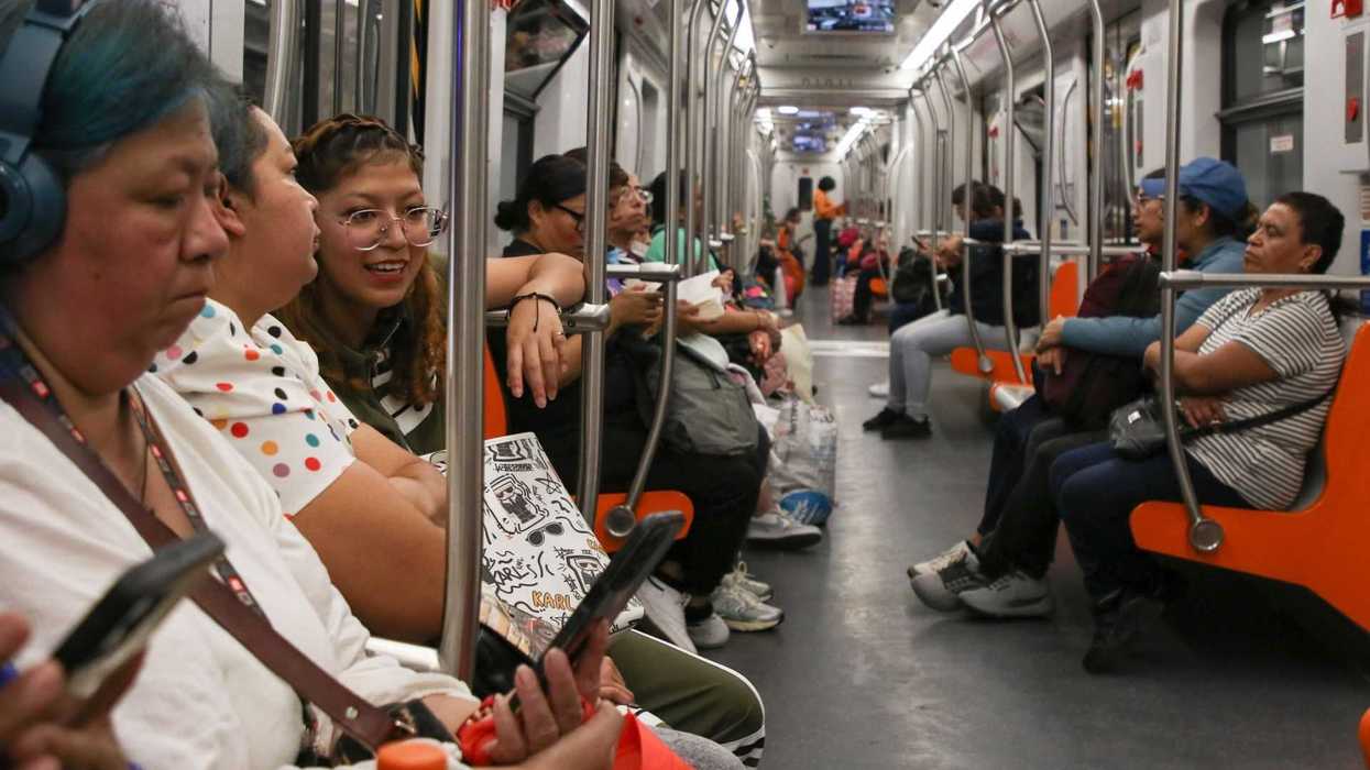 Metro CDMX hoy 10 de agosto con usuarios durante el servicio matutino.