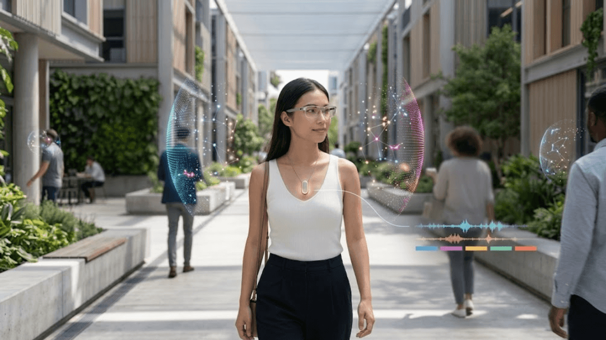 Mujer caminando por una plaza urbana vistiendo un colgante inteligente