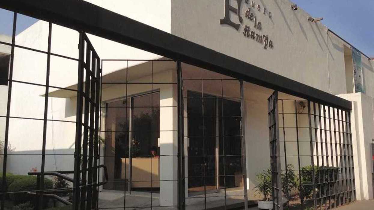 Museo de la Estampa del Estado de México, recinto cultural con fachada blanca y acceso de cristal.