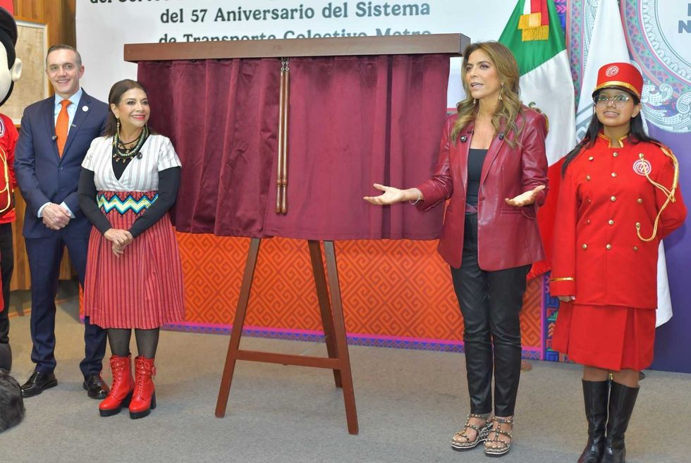 Olivia Salom\u00f3n en la presentaci\u00f3n del Billete Conmemorativo por el Metro