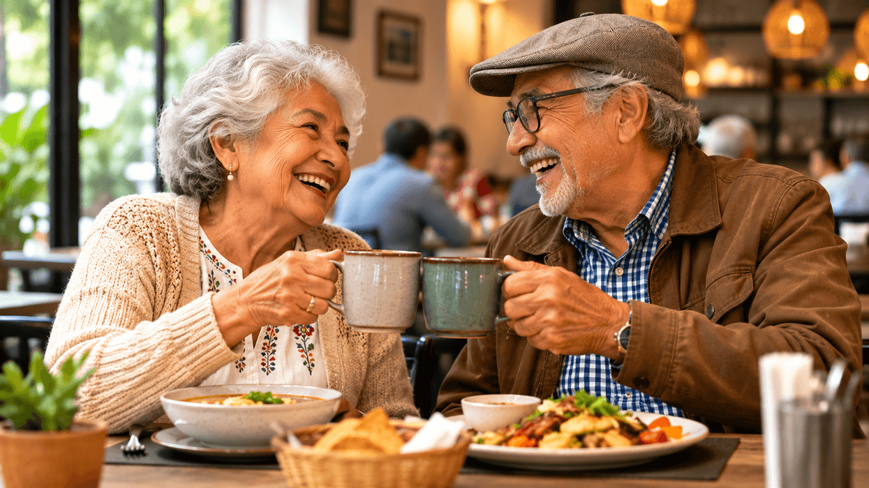 Pareja de adultos mayores disfruta una comida en un restaurante