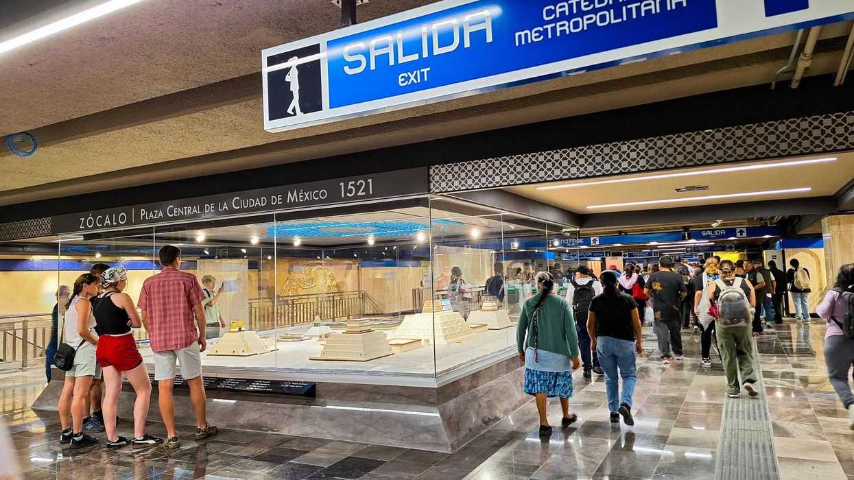 Pasajeros en el andén del Metro CDMX esperando la llegada del tren.