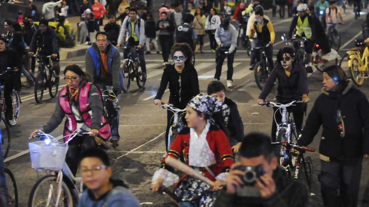 paseo-nocturno-dia-de-muertos-cdmx-rodada-bicicletas
