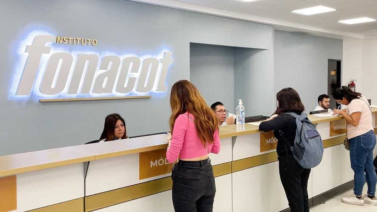 People at the Fonacot service desk, interacting with staff.