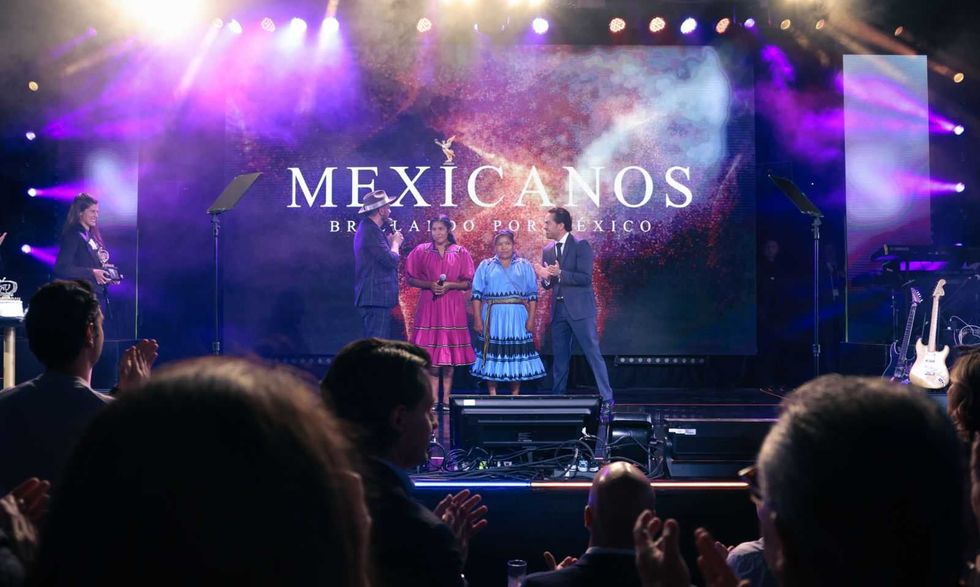 People on stage at an event; backdrop reads "MEXICANOS BRILLANDO POR M\u00c9XICO."