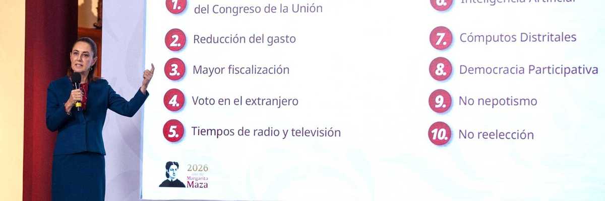 Person presenting "Decálogo por la democracia" with ten points on a screen.