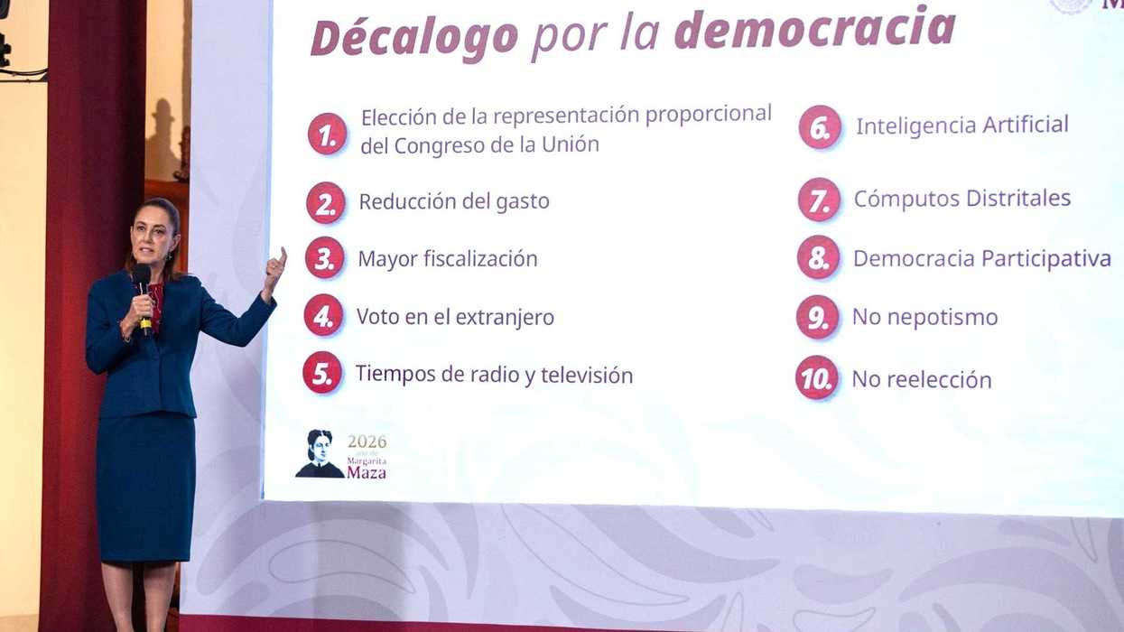 Person presenting "Decálogo por la democracia" with ten points on a screen.